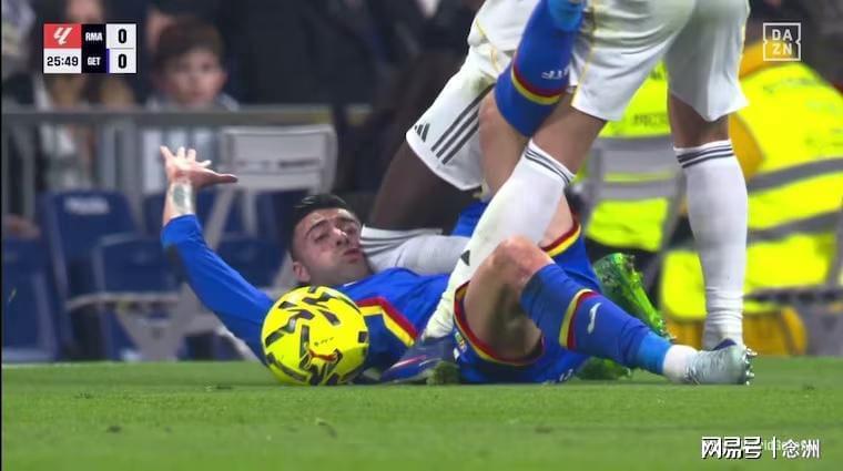 云开体育官网入口-皇马耻辱一战！恶汉膝盖顶对手头部逃红牌 8万人高喊：老佛爷下课