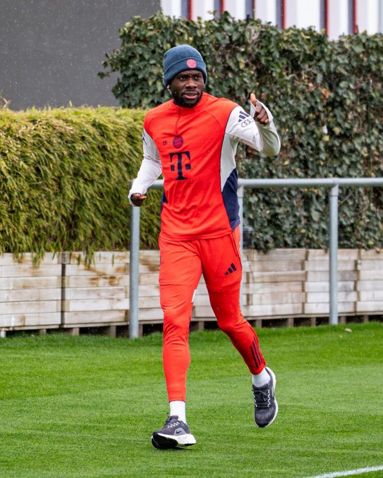 云开体育官网入口-好消息！拜仁官方社媒晒照片，确认戴维斯今日恢复跑步训练